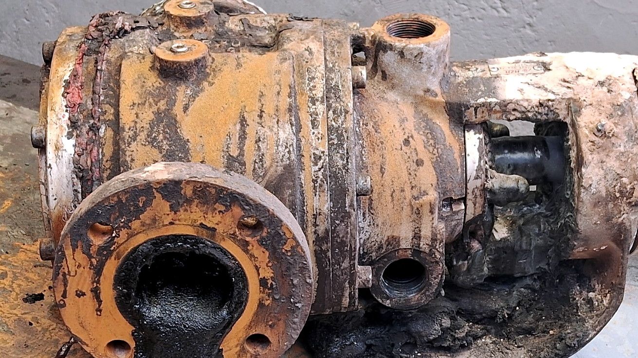 Bomba do cliente antes da recuperação, com a carcaça e a flange tomadas pela ferrugem