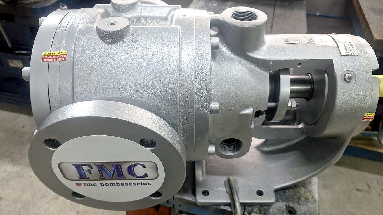 A mesma bomba depois da recuperação, pintada de cinza e com a placa da FMC